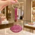 Porte-clés football strass rose, charmant pendentif de sac sport en métal brillant. - Rugby en Strass (Rhinestone Rugby) / Rose