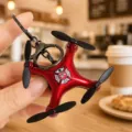 Portachiavi mini drone, ciondolo aereo pieghevole rosso in metallo per zaino alla moda. - Mini Drone / Rosso