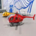 Modello di elicottero giocattolo rosso con pattini neri per esposizione e collezione. - Mini Elicottero di Soccorso / Rosso