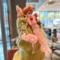 Nahaufnahme des süßen rosa Treibsand Pferd Schlüsselanhänger mit Sakura Anhänger und Ring. - Rosa