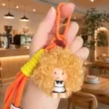 Süßer flauschiger Puppen Schlüsselanhänger mit orangefarbenem Karabiner und tollem Band. - Blondes Haar Afro Mädchen