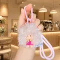 Süßer flauschiger Puppen Schlüsselanhänger mit rosa Riemen, weichem lockigen Haar und Taschendeko. - Rosa Haar Afro Mädchen