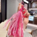 Handgemachter rosa Quasten-Schlüsselanhänger mit süßen Erdbeer-Anhängern für Taschen. - Rote Frucht Quaste