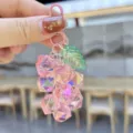 Vista detallada en primer plano del colgante de racimo de uva de cristal brillante con cuentas rosas. - Racimo de Uvas de Cubo Transparente - Rosa
