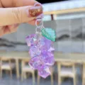 Vista de cerca detallada de un llavero de uva cúbica violeta colgante de bolso. - Racimo de Uvas de Cubo Transparente - Púrpura