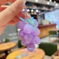 Llavero de uva de acrílico morado bonito colgante de bolso accesorio fruta variante 1 - Hoja Verde Púrpura Cadena de Corazón Iridiscente