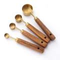 Messlöffel-Set mit Holzgriff und klarer Skala zum Backen und Kochen in der Küche. - 4-teiliges Messlöffel-Set / Gold