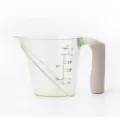 Transparenter Kunststoff-Messbecher mit ergonomischem Griff, klare Skala für Küche und Backen. - Grün