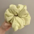 Vue détaillée d'un chouchou jaune clair duveteux, mettant en valeur son tissu doux et souple. - Chouchou Bouffant [F82] Jaune
