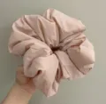 Gros chouchou rose pour cheveux vue rapprochée en détail pour le coiffure décontracté - Chouchou Bouffant [F82] Rose