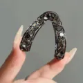 Pince à cheveux strass scintillante forme en V métal noir pistolet accessoire queue de cheval - Style V en Strass / Noir de Fusil