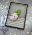 Vue détaillée de la jolie pince à cheveux ours en peluche dans le plateau, tissu doux. - Vert