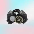 Vue détaillée de la mini pince à cheveux noire avec nœud en tulle, perle et camélia strass. - Pince à Cheveux Camélia (C06) / 1 Pièce/Paquet / Noir