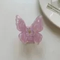Vue détaillée de la pince à cheveux papillon violette irisée avec texture acétate brillante. - Pince à Cheveux Papillon en Acétate Violette