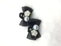 Gros plan detaille de la belle pince a cheveux noire avec noeud filet camele perle. - Pince à Cheveux Camélia (C06) / Lot de 2 (Une Paire) / Blanc