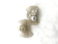 Gros plan de mini pinces à cheveux avec nœuds en tulle transparent, camélias et perles. - Pince à Cheveux Camélia (C06) / 1 Pièce/Paquet / Champagne