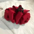 Grande pince à cheveux en satin rouge, accessoire élégant et tendance pour coiffures chics. - 13cm / Rouge