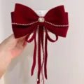Rode fluwelen strik haarspeld met elegante parelkwastjes en sprankelend strass detail. - Haarspeld met Strik en Parel Kwast / Bordeauxrood
