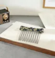 Vue détaillée d'un élégant peigne à cheveux nœud en acétate coréen avec dents en métal. - Peigne à Cheveux Nœud Simple (H108) / Écaille Claire