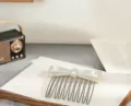 Gros plan détaillé de l'élégant peigne à cheveux blanc nacré avec des dents en métal durables. - Peigne à Cheveux Nœud Simple (H108) / Blanc Perle