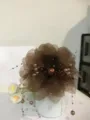 Pince à cheveux fleur de pivoine en résille marron avec détail de pompon de perles. - 13cm / Café