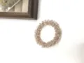 Detail d'elastique a cheveux en perles de cristal avec perles facettees roses scintillantes. - Rose