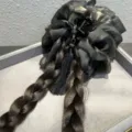 Vue de détail en gros plan de la pince à cheveux tressée noire style chinois avec pompon. - Pince à Cheveux avec Tresse / Noir
