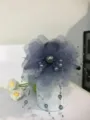 Détail de pince à cheveux pivoine en maille grise, avec glands de perles et pétales multicouches. - 13cm / Bleu gris