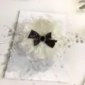 Grande pince à cheveux pivoine avec nœud à paillettes et chaînes de perles pour coiffure. - Beige