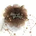 Pince à cheveux fleur marron avec strass et chaînes de perles, élégant accessoire hiver automne. - Café