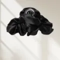 Grande pince à cheveux en tissu noir au design plissé élégant pour coiffure quotidienne. - Noir
