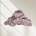 Grande pince à cheveux plissée en tissu pour femme, accessoire élégant mauve style. - Rose