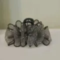 Vue détaillée de la pince à cheveux en filet noir avec design en organza pailleté. - 13cm / Gris