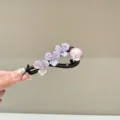 Élégante pince à cheveux fleur en acétate avec strass brillants et détail de perle. - Violet