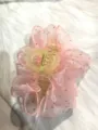 Vue détaillée de la pince à cheveux en organza rose, texture duveteuse et points brillants. - 13cm / Rose
