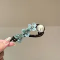 Détail de la pince à cheveux fleur en acétate bleu vintage avec strass et perle. - Vert d'Encre
