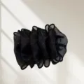 Vue détaillée de la pince à cheveux en résille noire avec des strass étincelants pour coiffure. - Noir