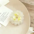 Détail de pince à cheveux fleur en tissu blanc, avec accents floraux jaunes et perles. - Pince à Cheveux Hortensia Fleur Unique(A487) / Blanc Cassé