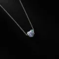 Vista dettagliata di una collana con ciondolo a cuore in strass blu da donna con catena fine. - Cuore Strass Argento / 将镶钻修正为Rhinestone