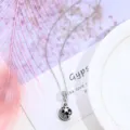 Collana con ciondolo luna stella in lega argentata primo piano dettaglio strass accessorio. - Stelle Brillanti