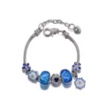 Zilverkleurige bedelarmband met blauwe geëmailleerde bloemkralen en karabijnsluiting. - Zilver Blauwe Bloem (S047)