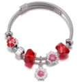 Dettaglio ravvicinato di un elegante bracciale in filo fai-da-te con perle di cristallo e margherite. - Margherita