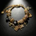 Vista detallada de la pulsera dorada con dijes de leopardo, bolas de billar y cruces. - Estilo Regular (S255)