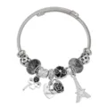 Gedetailleerde close-up van een zilveren kabelarmband met metalen kralen en diverse hangers. - Zwart