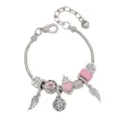 Dettaglio bracciale con charm in argento, perlina cuore rosa, ali d'angelo e zirconi brillanti. - Rosa