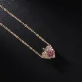 Elegante collana con ciondolo a foglia placcata in oro con brillanti cristalli colorati. - Oro Multicolore