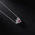 Primo piano dettagliato di una collana con ciondolo a foglia d'argento con cristalli colorati. - Argento Multicolore