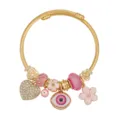 Dettaglio di un braccialetto con ciondoli dorati, malocchio rosa e cuori di strass. - Oro Rosa