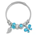 Bracciale rigido in acciaio inox con ciondoli farfalla e foglia in cristallo blu. - Blu