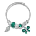 Elegante bracciale con ciondoli in acciaio inox e farfalla con cristalli verdi donna. - Verde